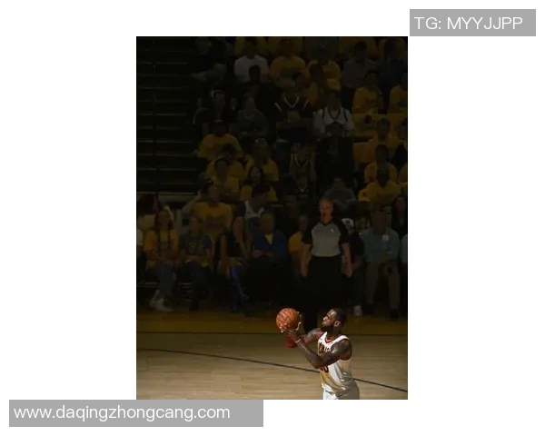 詹姆斯在比赛中膝盖受伤,骑士队内部备战调整,冲击季后赛仍充满信心